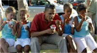 15obama.xlarge1 Obama and fam with shaved ice