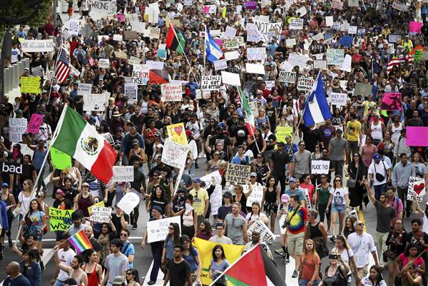 161112-trump-protests-los-angeles-mn-1540_da56341e92374b2c0df05c08ae6f9ece-nbcnews-ux-600-480